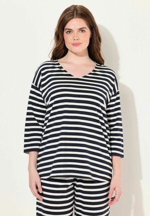 Marineblauw en witte gestreepte lounge-outfit bestaande uit een V-hals top met driekwart mouwen en een losse pasvorm, gecombineerd met bijpassende gestreepte broek.