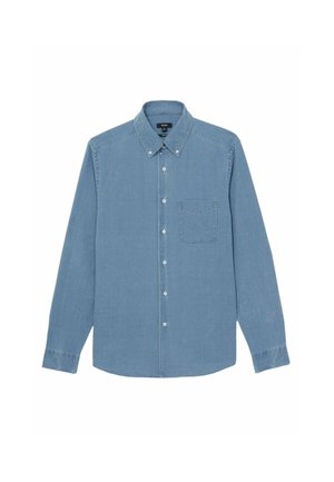 Lyseblå skjorte med knapper lavet af denimstof, med spredt krave, lange ærmer og en brystlomme på venstre side.