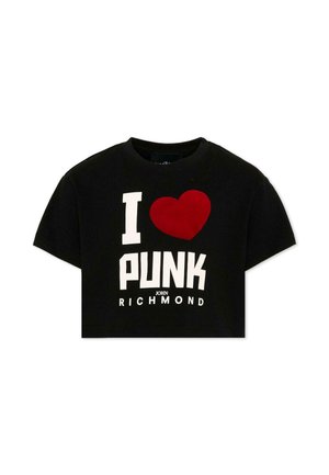 Maglietta corta nera con testo bianco "I" e "PUNK" e un grande cuore rosso al centro, con "John Richmond" in lettere bianche più piccole sotto.