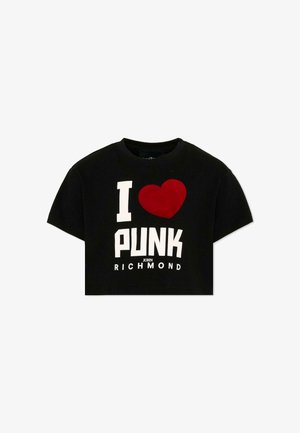 Zwarte cropped t-shirt met witte tekst "I" en "PUNK" en een groot rood hart in het midden, met "John Richmond" in kleinere witte letters eronder.