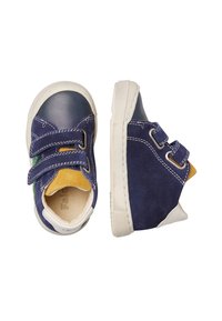 Námořnické modré semišové boty s kontrastním žlutým akcentem, suchými zipy, bílými gumovými podrážkami a detaily šití.