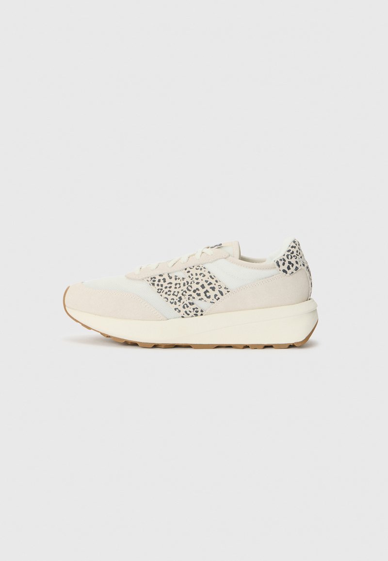 Sporta apavi ar krēma auduma virsu, ar leopardu rakstu paneli, zamša akcentiem un baltu gumijas zoli ar teksturētu saķeri.