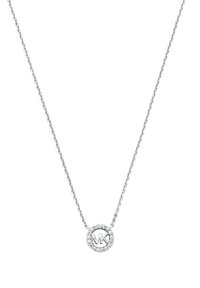 Srebrny naszyjnik z łańcuszkiem z okrągłym wisiorkiem z inicjałami "MK" otoczonymi drobnymi, przezroczystymi kamieniami. Prosty wzór ogniwa.
