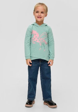 Mintgroene hoodie met een roze gevleugeld paard graphic, gecombineerd met donkerblauwe spijkerbroek en zwarte enkellaarsjes. Zachte stof, voorzak.