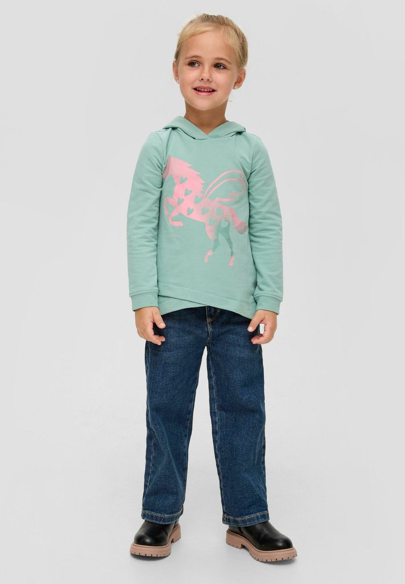 Miętowa bluza z kapturem z różowym graficznym motywem skrzydlatej klaczy, w zestawieniu z ciemnoniebieskimi dżinsami i czarnymi botkami za kostkę. Miękka tkanina, przednia kieszeń.