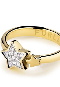 Zlatý prsteň so zaujímavým dizajnom dvoch hviezd, z ktorých jedna je ozdobená čírymi kryštálmi, a s vyrytou značkou "FURLA" vo vnútri obruče.