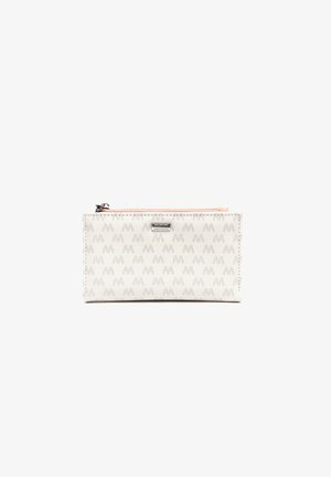 Portefeuille zippé blanc avec un motif de logo gris clair, tirette rose et quincaillerie en argent. Extérieur texturé, forme rectangulaire mince.