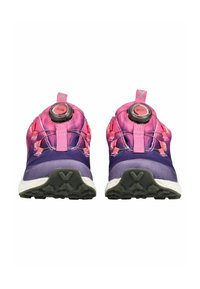 Pareja de zapatillas deportivas en tonos rosa y púrpura con sistema de cordones de dial negro y suelas negras resistentes, vistas desde el frente.