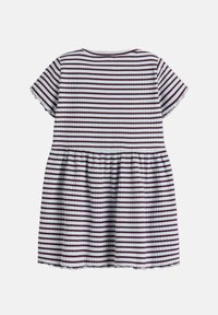 Sukienka w paski z krótkimi rękawami, z naprzemiennymi buraczkowymi i białymi poziomymi pasami, z gromadzonym w pasie oraz falbanastym dołem.
