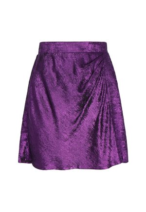 Paarse rok met een glanzende, gestructureerde afwerking. Voorzien van een aansluitende tailleband en een gedrapeerd detail aan de voorkant, wat een uitlopende silhouet creëert.