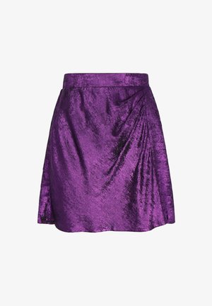 Paarse rok met een glanzende, gestructureerde afwerking. Voorzien van een aansluitende tailleband en een gedrapeerd detail aan de voorkant, wat een uitlopende silhouet creëert.