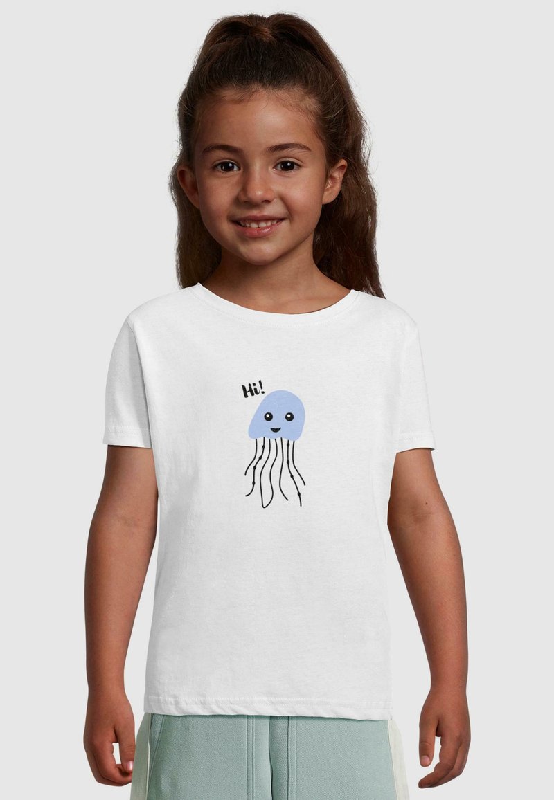 Weißes T-Shirt mit einem blauen Cartoon-Quallenmotiv, das ein lächelndes Gesicht und lange Tentakeln zeigt, begleitet von dem schwarzen Text "Hallo!".
