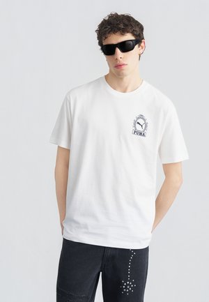 GRAPHIC MEDITERRANEAN TILES RELAXED TEE - Tričko s potlačou - puma white