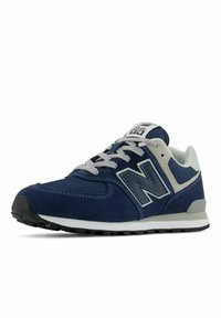Baskets en daim bleu avec des accents gris, design à lacets, mesh texturé et un logo "N" proéminent. Semelle en caoutchouc pour une meilleure traction.