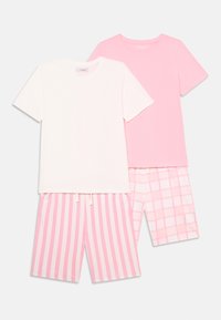 Dos conjuntos de pijama: uno de camiseta blanca y otro de camiseta rosa con mangas cortas, combinados con pantalones cortos de rayas y cuadros en rosa. Tejido de algodón.