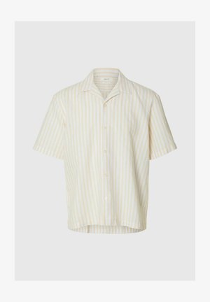 Korte mouw blouse met knopen, verticale beige en witte strepen en een ontspannen kraag op een effen achtergrond.