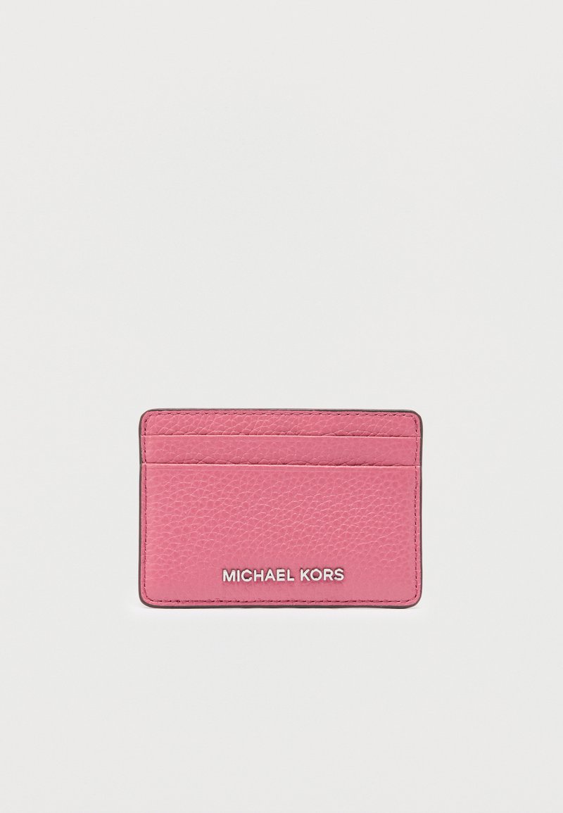Ροζ δερμάτινη θήκη καρτών με υφασματική υφή, που διαθέτει πολλαπλές θήκες για κάρτες και ασημί λογότυπο "MICHAEL KORS" στο μπροστινό μέρος.