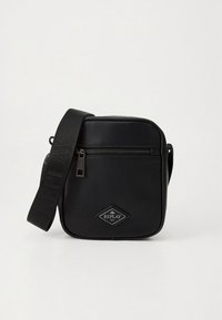 Mala tiracolo em pele preta com formato retangular, alça ajustável, bolso frontal com fecho de correr e detalhe de logótipo em forma de diamante no centro.