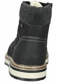 Botín negro con un cuello de punto gris texturizado. Presenta costuras blancas y una suela de goma, diseñado para la durabilidad y la comodidad.