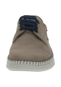 Scarpa in pelle beige con lacci blu navy, punta tonda e suola in gomma bianca. Presenta cuciture decorative lungo il bordo della suola.