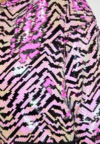 Tessuto decorato con paillettes che presenta un motivo a zigzag nei colori nero, rosa e iridescenti, con una finitura lucida e testurizzata.