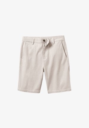 Beige Baumwollshorts mit Knopfverschluss, zwei Seitentaschen und flachem Vorderteil. Weiche Textur, knielang und mit minimalen Nahtdetails.