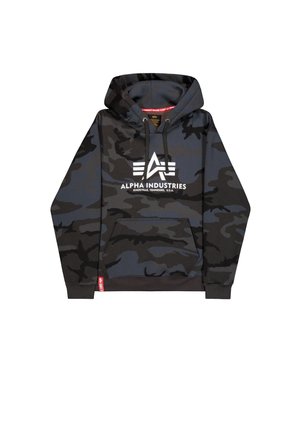 Hoodie s crno-plavim kamuflažnim uzorkom, s prednjim džepom, kapuljačom sa šniranjem i bijelim logom "ALPHA INDUSTRIES" na prsima. Mekana tkanina.