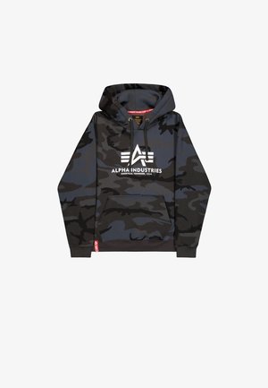 Svart og blå kamuflasje hettegenser med frontlomme, snor i hetten og hvit "ALPHA INDUSTRIES" logo på brystet. Myk stofftekstur.