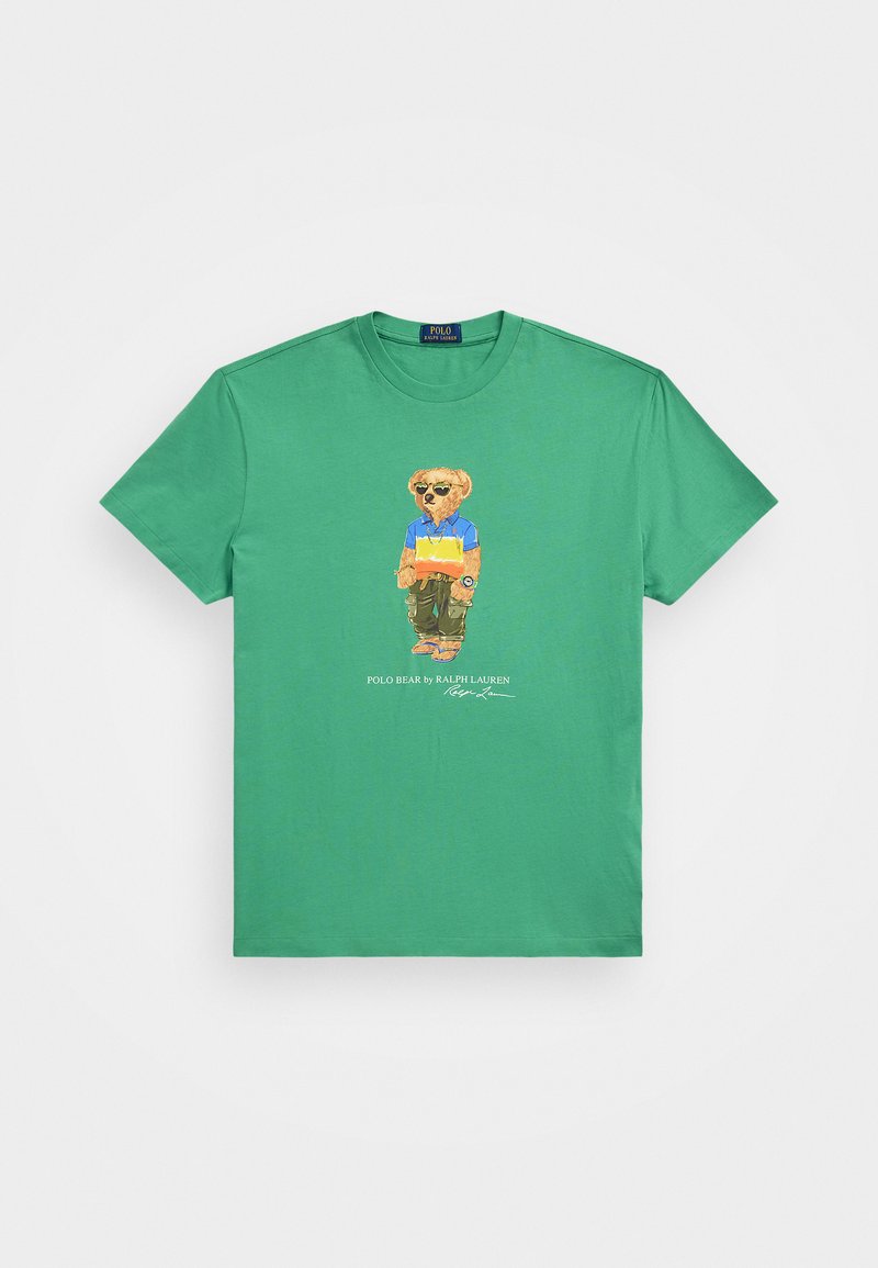 Groene katoenen t-shirt met een grafiek van een beer die een blauw en geel shirt draagt, met de tekst "POLO BEAR by RALPH LAUREN" eronder.