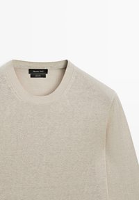 Lysebejlig langærmet hørtrøje med rund hals og ribbet krave, mærket Massimo Dutti, vist fladt.