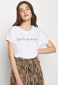 Even&Odd - MANDALA ENJOY THE LITTLE THINGS TEE - T-shirt con stampa - white Immagine in miniatura 1