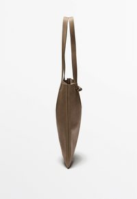 Borsa a tracolla in pelle marrone con una forma slanciata e sottile. Presenta due manici lunghi, una texture liscia e cuciture sottili lungo i bordi.