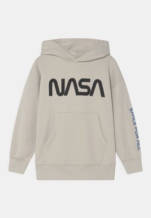 Sweatshirt à capuche beige en tissu doux, arborant un grand logo noir "NASA" sur le devant et un texte bleu disant "L'ESPACE POUR TOUS" sur la manche.