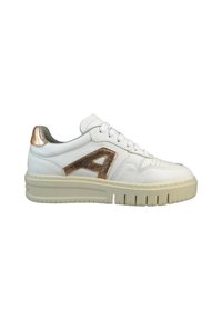 Białe skórzane sneakersy z teksturowanym akcentem w kolorze różowego złota i grubą beżową podeszwą. Posiadają białe sznurówki i perforowane detale.