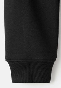 Svart sweatshirtmudd med ribbad textur. Tyget verkar mjukt och glatt, med en ren finish utan synliga sömmar eller utsmyckningar.