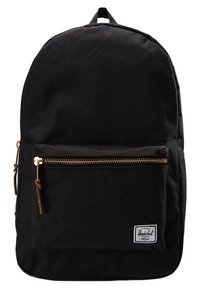 Sac à dos noir Herschel avec poche avant zippée, tirettes de fermeture éclair marron et étiquette de marque blanche dans le coin inférieur droit.