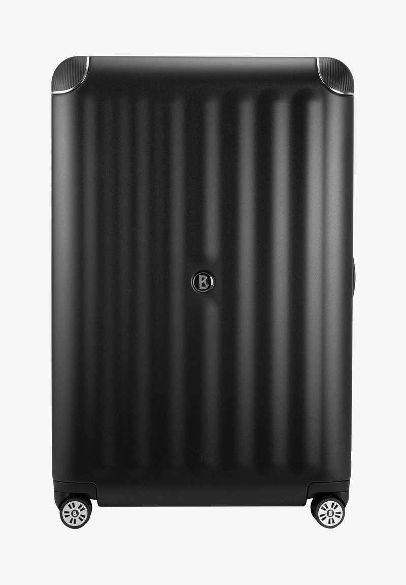 Črna trda kovček z rebrasto zasnovo, gladko teksturo in štirimi kolesi. V središču je logotip. Primeren za potovanja.