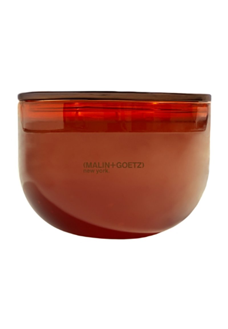 Bernsteinfarbener Glas-Teelichthalter mit einer glatten, runden Form. Verfügt über einen dunklen Rand und einen aufgedruckten Markennamen auf der Vorderseite.