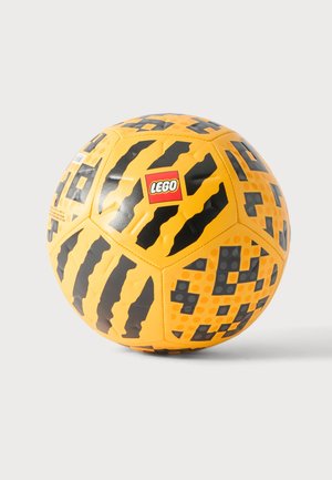Pallone da calcio giallo e nero con motivo e logo LEGO su sfondo bianco.