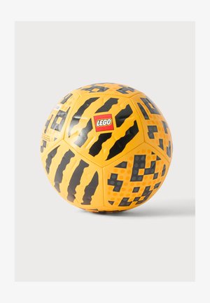Ballon de football jaune et noir à motifs avec le logo LEGO sur fond blanc.