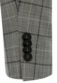 Ärmel eines grauen karierten Blazers mit vier schwarzen Knöpfen, der ein strukturiertes Muster und eine taillierte Form präsentiert, wobei die Details der Nähte hervorgehoben werden.