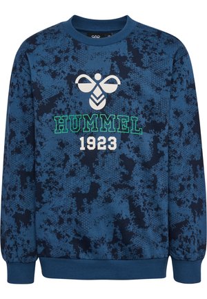 Blaues Sweatshirt mit strukturiertem Muster, das ein weißes Logo und den Schriftzug "HUMMEL 1923" in grün-weißen Buchstaben aufweist. Gerippte Bündchen und Ausschnitt.