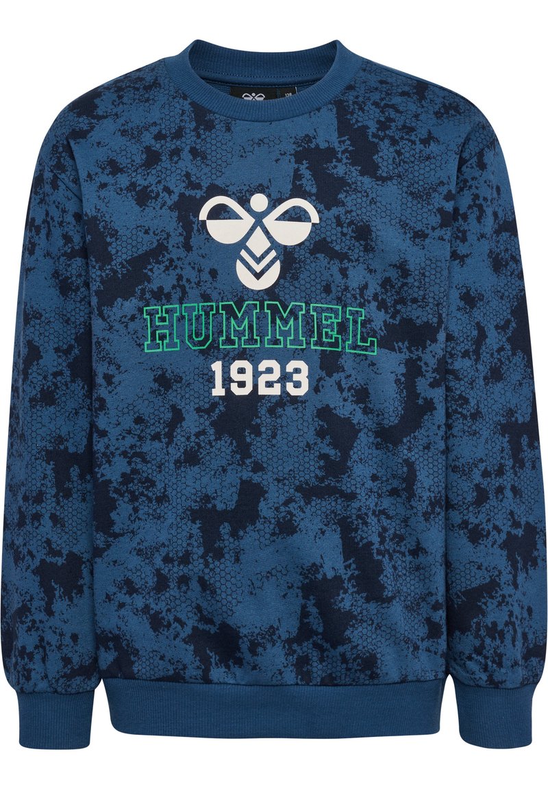 Blauwe sweatshirt met een textuurlijk patroon, voorzien van een wit logo en de tekst "HUMMEL 1923" in groen en witte letters. Geribde manchetten en halslijn.