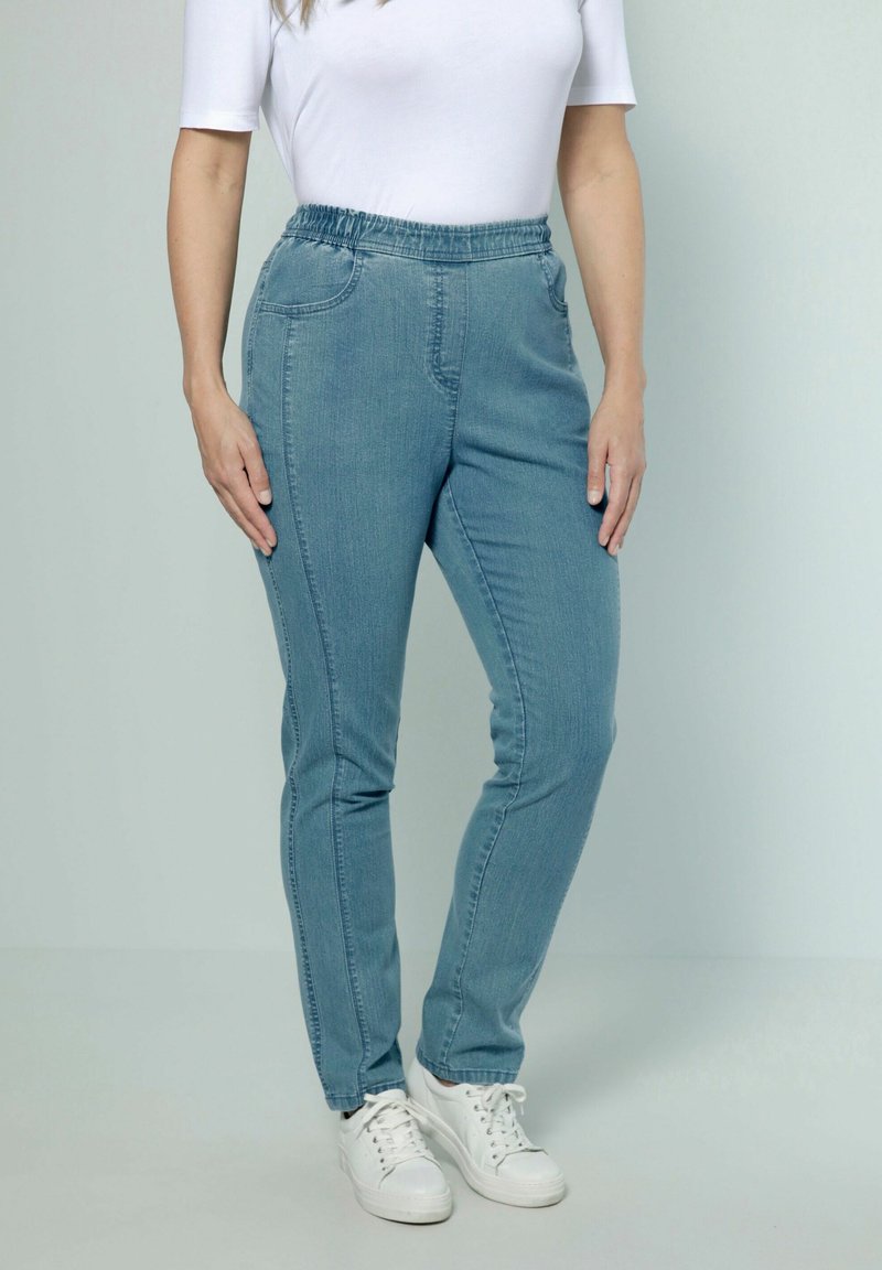 Ulla Popken ZIERNAHT 4-POCKET ELASTIKBUND - Vaqueros slim fit - bleached denim