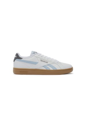 Zapatillas blancas con acentos en azul claro, de material sintético suave, suela de goma y diseño de cordones. Presentan el logo de Reebok en el lateral y en la lengüeta.