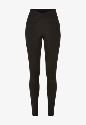 Mustad must leggings, mis on valmistatud venivast kangast, millel on kõrge, risti vöökoht. Sile tekstuur, ilma nähtavate mustrite või aksessuaarideta.