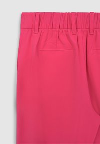 Rosa, elastische Hosen mit glatter Textur, ausgestattet mit zwei Gesäßtaschen und einem lockeren Schnitt. Keine sichtbaren Markenzeichen oder Verzierungen.