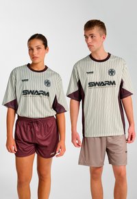 Gestreifte Sporttrikots in Hellgrau und Kastanienbraun mit passenden Shorts. Das Trikot hat einen Rundhalsausschnitt und ein Logo; die Shorts verfügen über einen elastischen Bund.