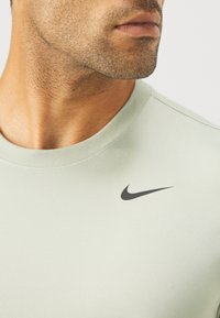 Nike Performance TEE RESET - T-skjorte til trening - jade horizon