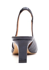 Décolleté slingback in vernice nera con motivo effetto coccodrillo texturizzato, tacco basso a blocco e design posteriore aperto.
